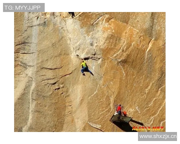 重庆攀岩队的灵活性揭秘:挑战极限与团队精神的完美结合 重庆攀岩队的灵活性揭秘:挑战极限与团队精神的完美结合